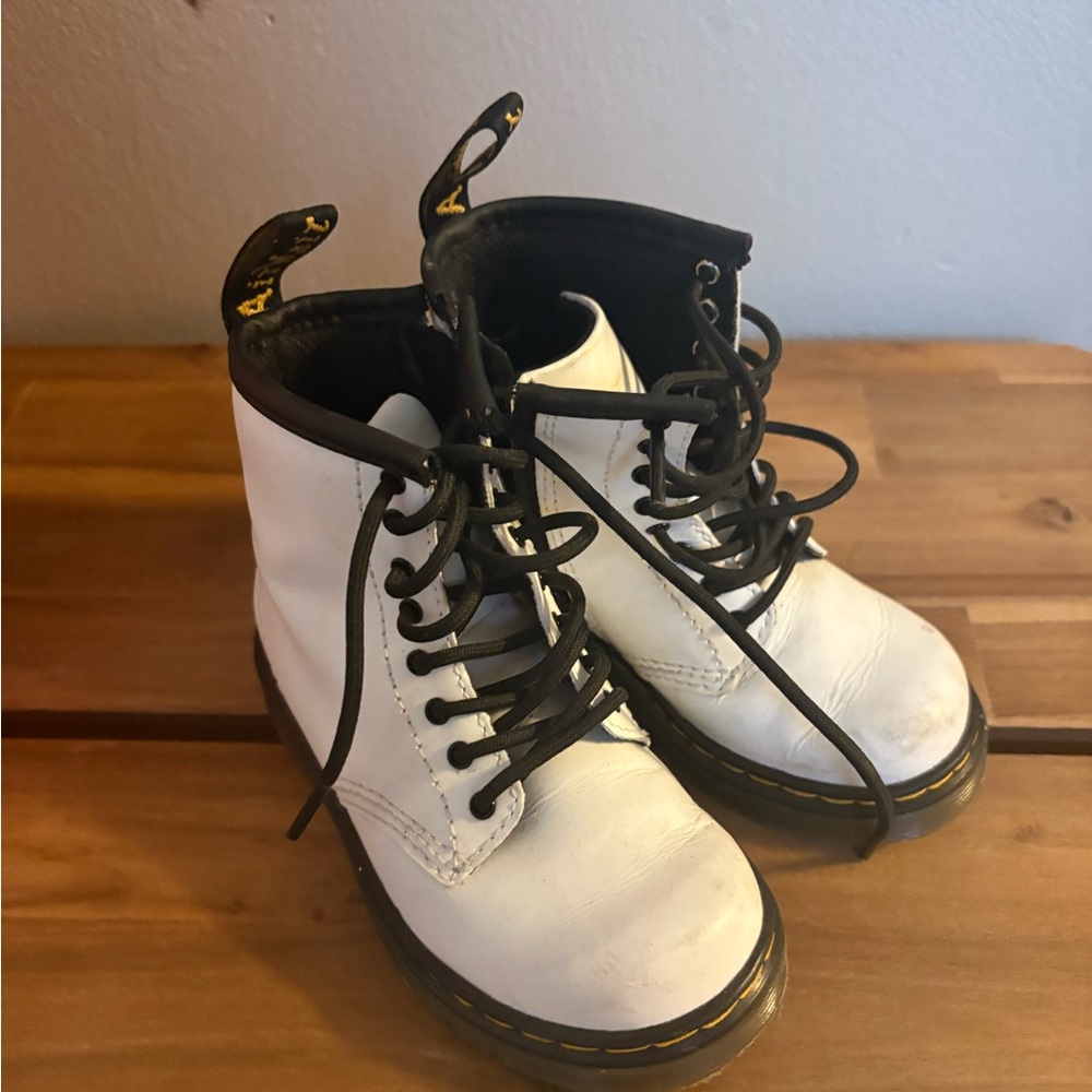❌❌SOLD❌❌White Lace-Up Boots